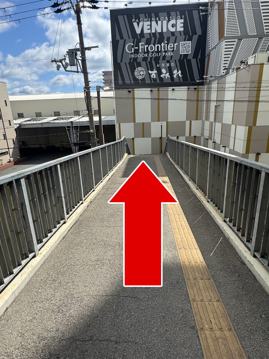 階段を降りて右へ進む案内写真