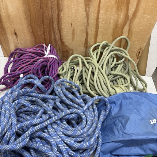 登山用品 クライミングロープ カラビナ スノーポン 登山靴 など まとめて