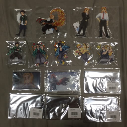 鬼滅の刃 アイドリッシュセブン ペンライト アクスタ 缶バッジ うちわ DVD ぬいぐるみキーホルダー 等 大量まとめ