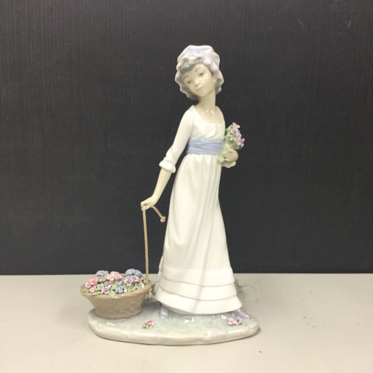 骨董品・美術品-リヤドロ LLADRO 陶器人形 フィギュリン 花籠を引く少女